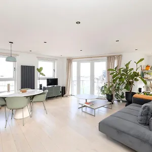 Apartment Joivy Fabulous With Bay View Terrace, Edinburgh