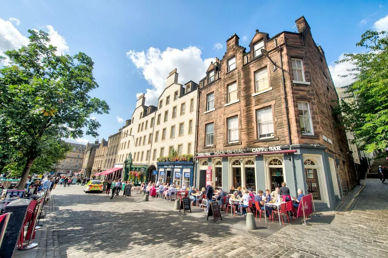 Charming 1 Bed Apartment With Castle View Edinburgh