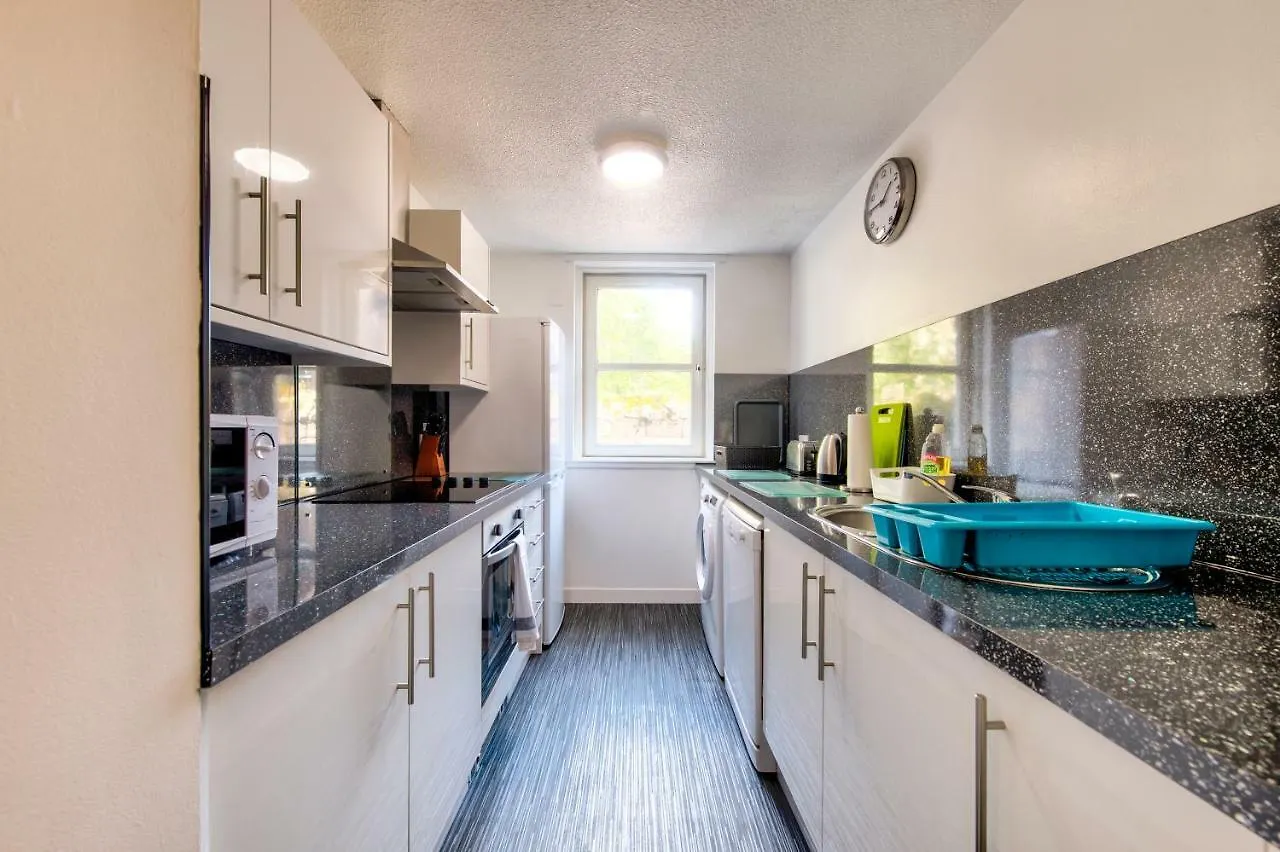 Charming 1 Bed Apartment With Castle View Edinburgh