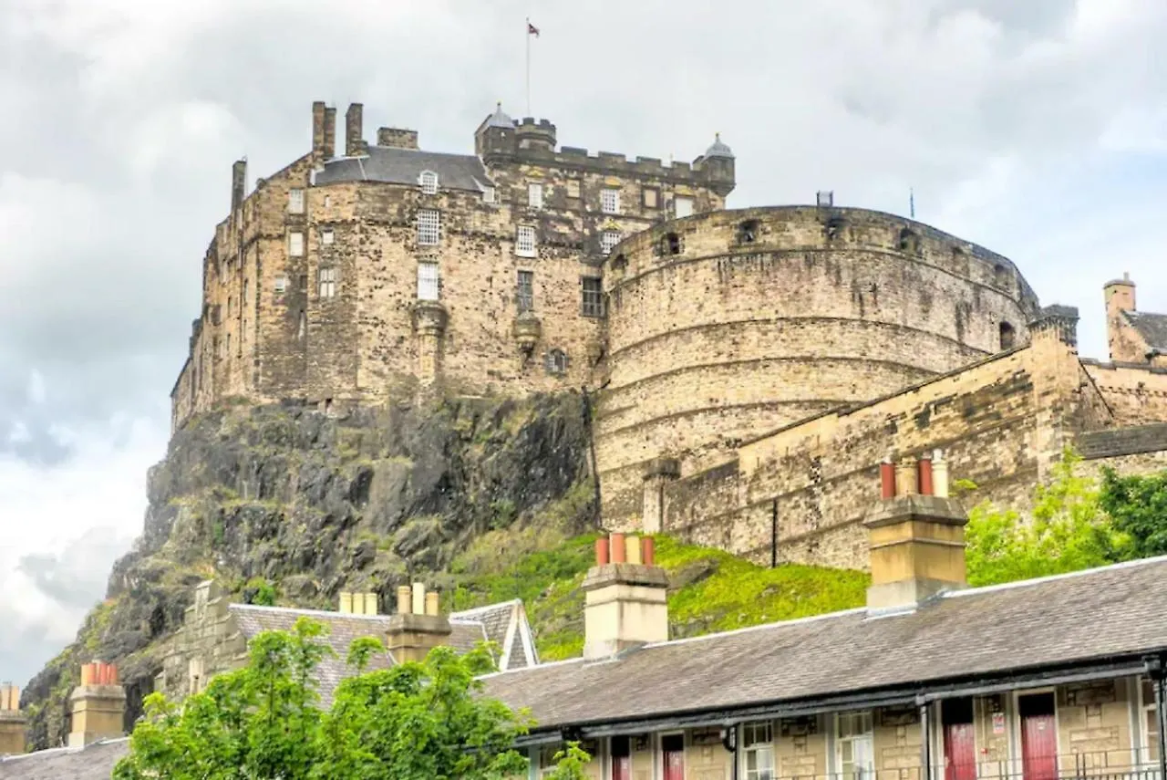 Charming 1 Bed Apartment With Castle View Edinburgh