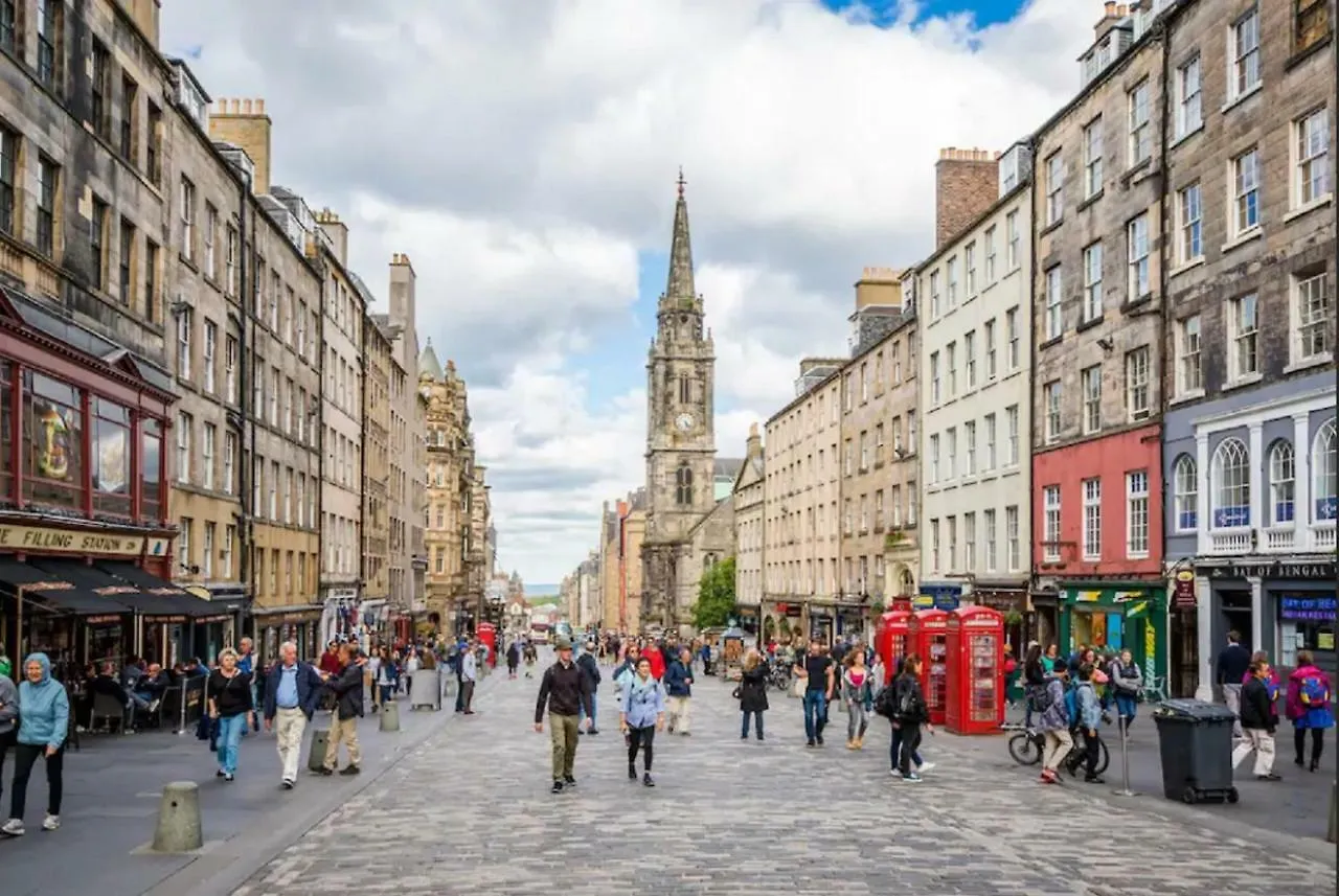 Charming 1 Bed Apartment With Castle View Edinburgh