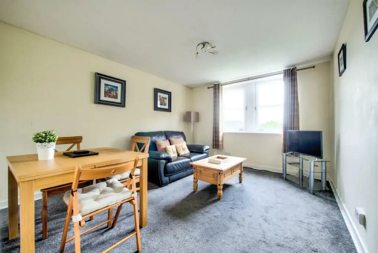 Charming 1 Bed Apartment With Castle View Edinburgh
