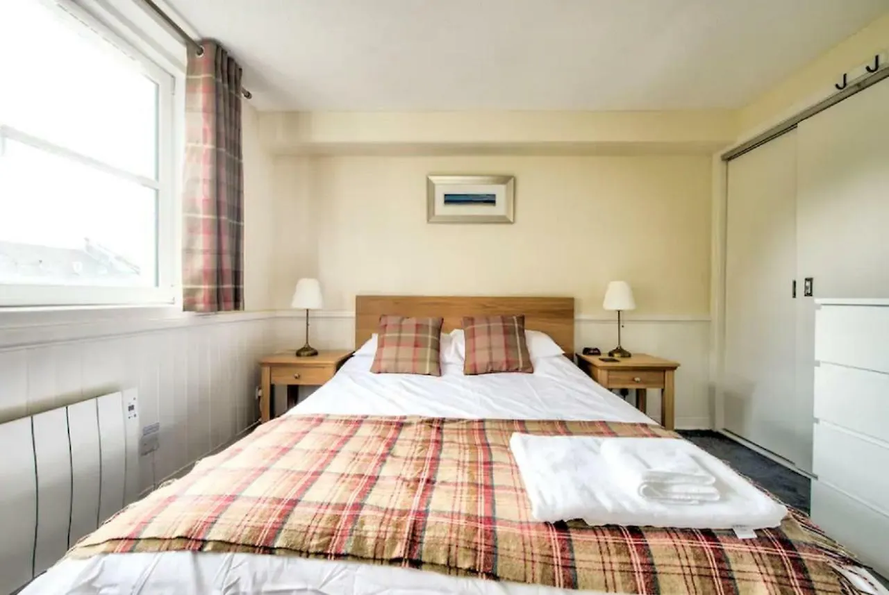 Charming 1 Bed Apartment With Castle View Edinburgh