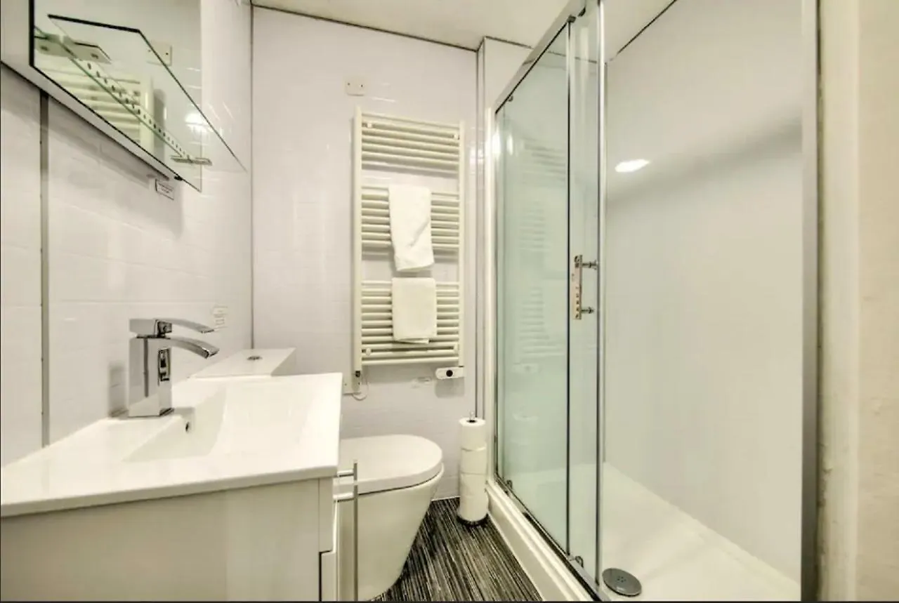 Charming 1 Bed Apartment With Castle View Edinburgh