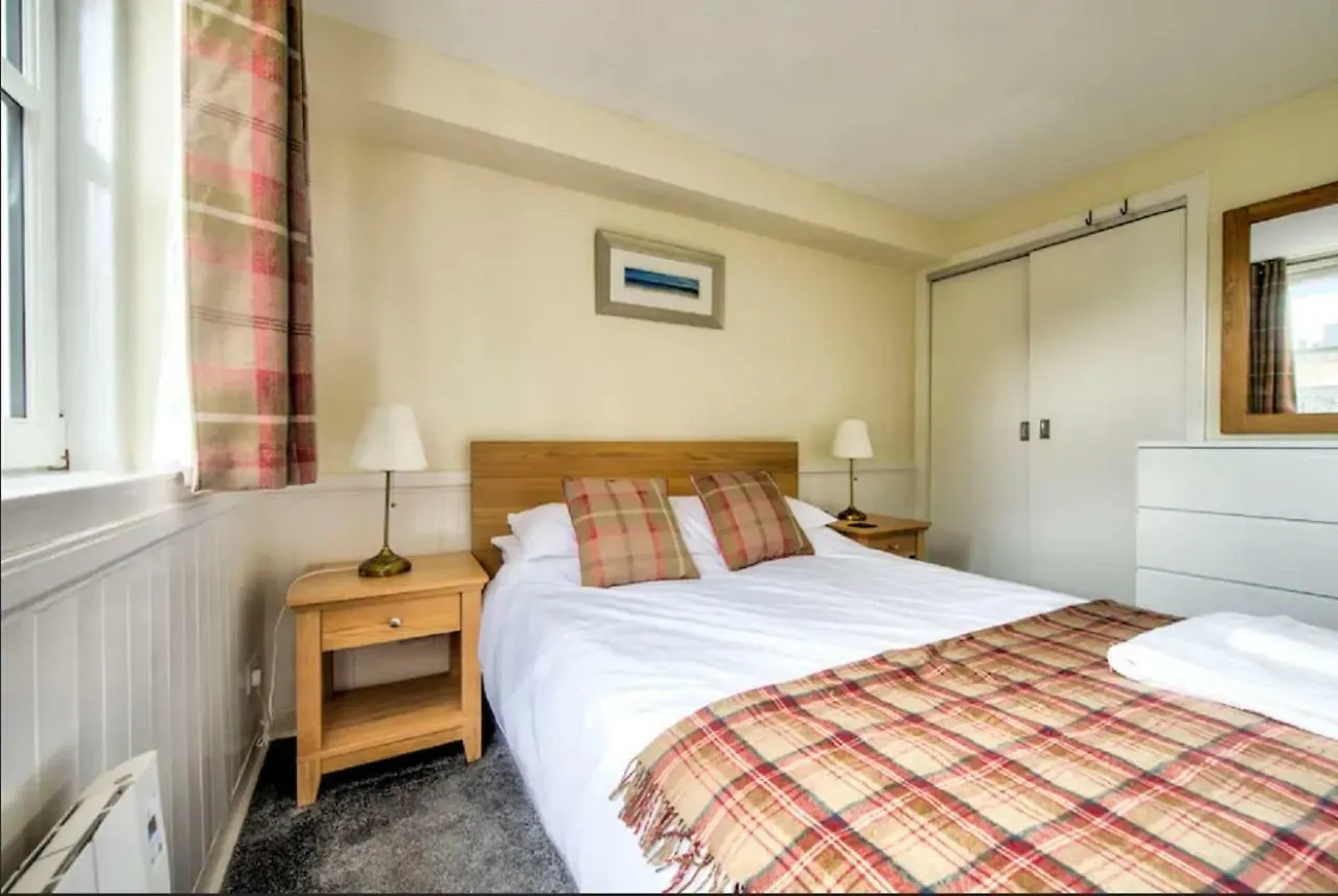Charming 1 Bed Apartment With Castle View Edinburgh